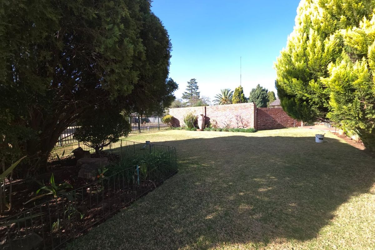 Exceptional 3-in-1 Property with Pool, Entertainment & Investment Potential - Photo 4