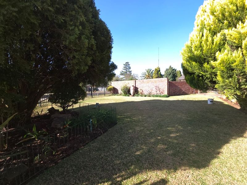 Exceptional 3-in-1 Property with Pool, Entertainment & Investment Potential - Photo 4