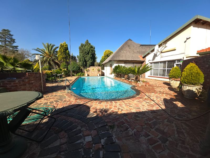 Exceptional 3-in-1 Property with Pool, Entertainment & Investment Potential - Photo 2