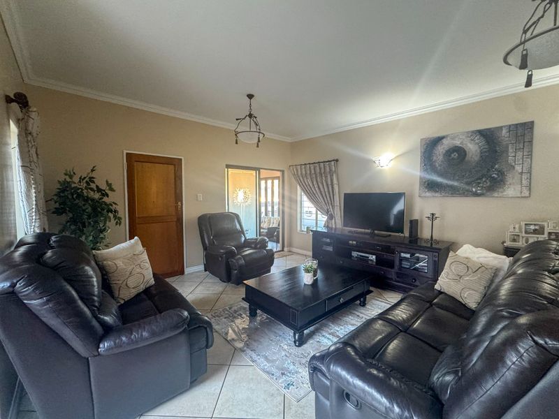 Modern Full-Title Townhouse in Secure Complex with 24-Hour Security - Photo 5