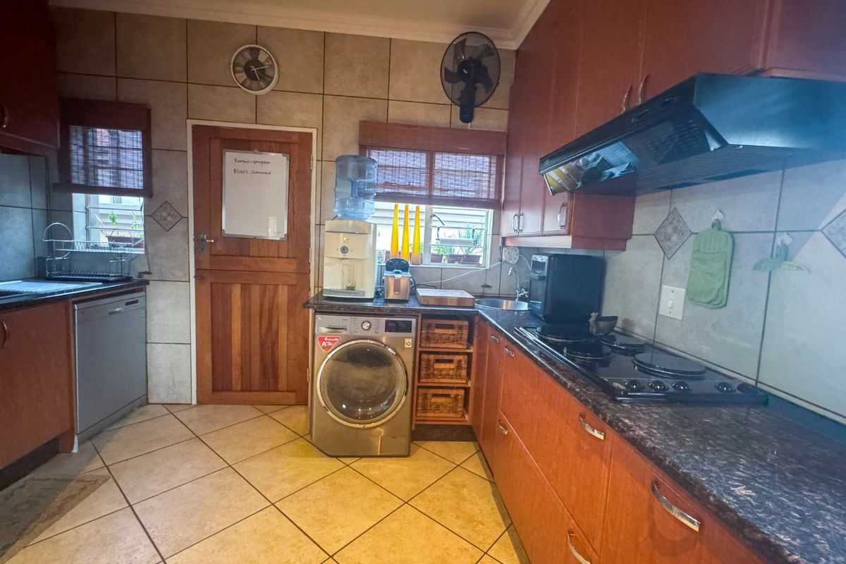 Modern Full-Title Townhouse in Secure Complex with 24-Hour Security - Photo 4