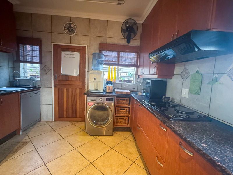 Modern Full-Title Townhouse in Secure Complex with 24-Hour Security - Photo 4