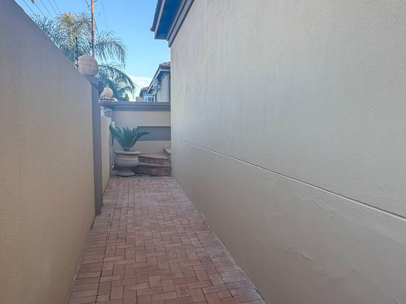 Modern Full-Title Townhouse in Secure Complex with 24-Hour Security - Photo 10