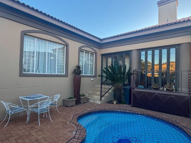 Modern Full-Title Townhouse in Secure Complex with 24-Hour Security - Photo 9