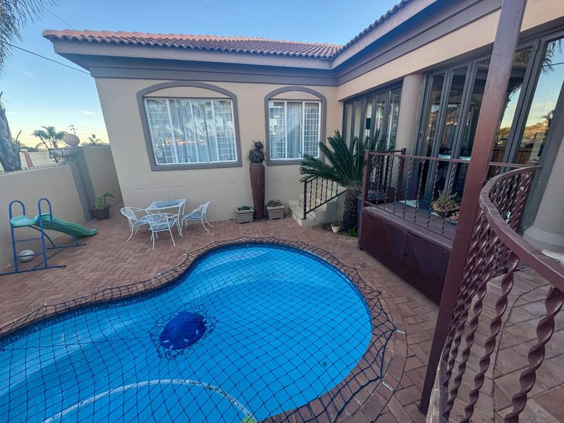 Modern Full-Title Townhouse in Secure Complex with 24-Hour Security - Photo 8