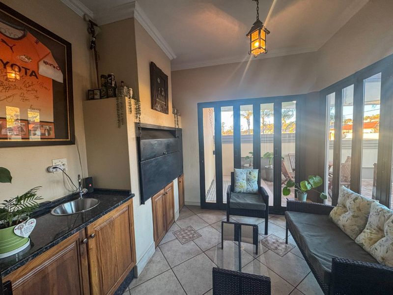 Modern Full-Title Townhouse in Secure Complex with 24-Hour Security - Photo 7