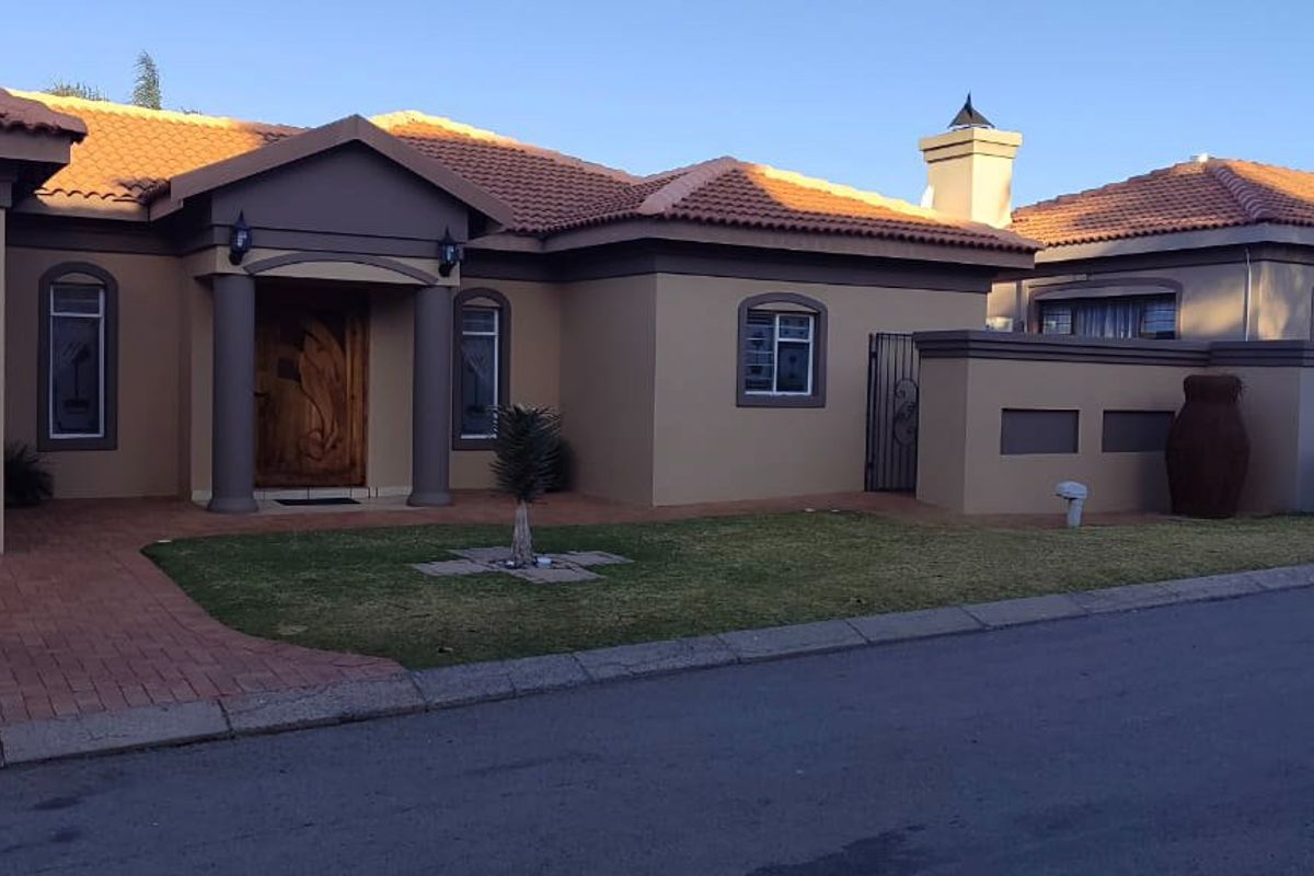 Modern Full-Title Townhouse in Secure Complex with 24-Hour Security - Photo 2