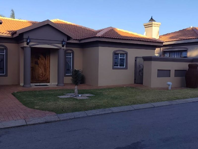 Modern Full-Title Townhouse in Secure Complex with 24-Hour Security - Photo 2