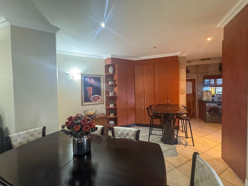 Modern Full-Title Townhouse in Secure Complex with 24-Hour Security - Photo 6