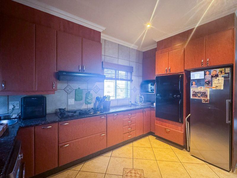 Modern Full-Title Townhouse in Secure Complex with 24-Hour Security - Photo 3