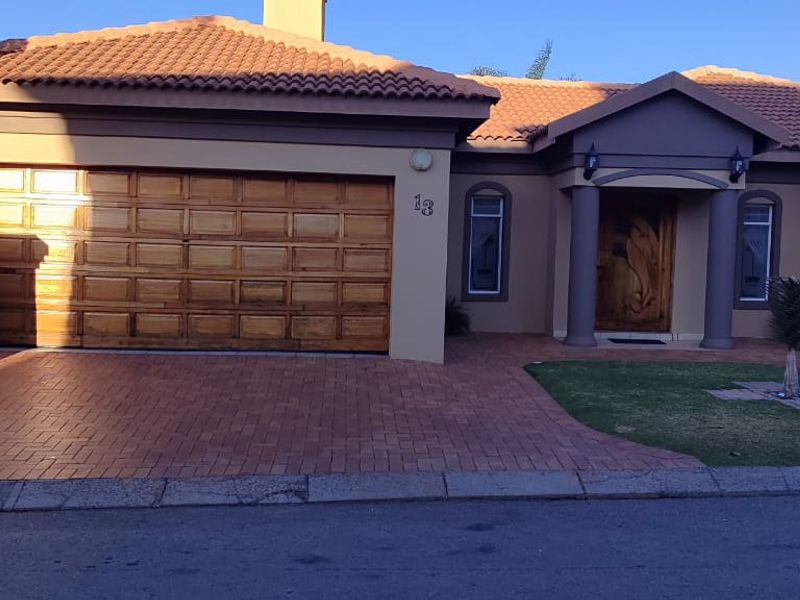 Modern Full-Title Townhouse in Secure Complex with 24-Hour Security - Photo 1