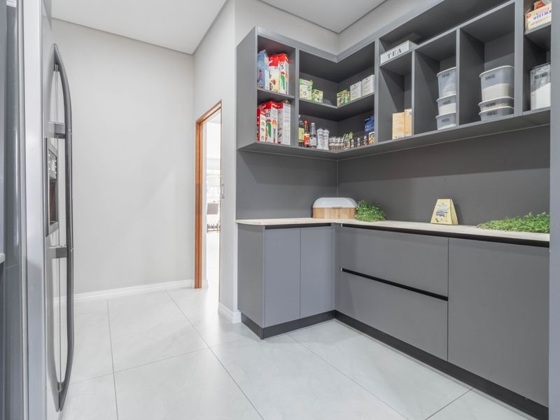 MODERN FOUR BEDROOM HOUSE FOR SALE IN SOUGHT AFTER ESTATE NEXT TO BENONI COUNTRY CLUB !!NO TRANSFER DUTY!! - Photo 8