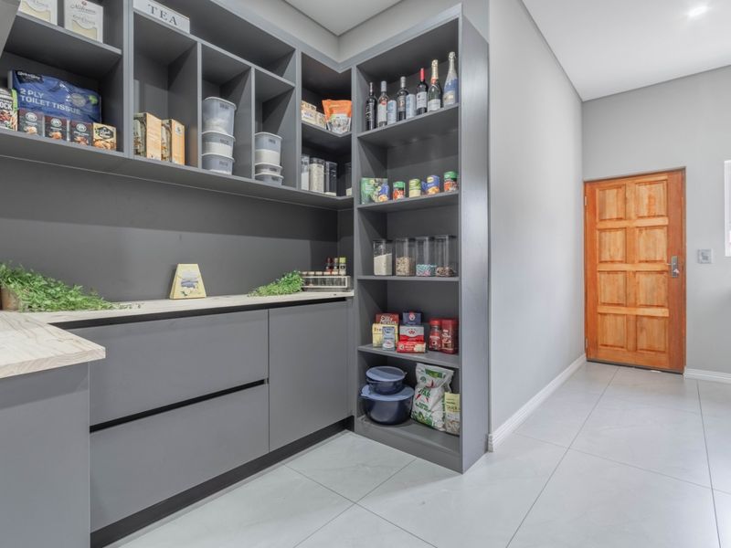 MODERN FOUR BEDROOM HOUSE FOR SALE IN SOUGHT AFTER ESTATE NEXT TO BENONI COUNTRY CLUB !!NO TRANSFER DUTY!! - Photo 7