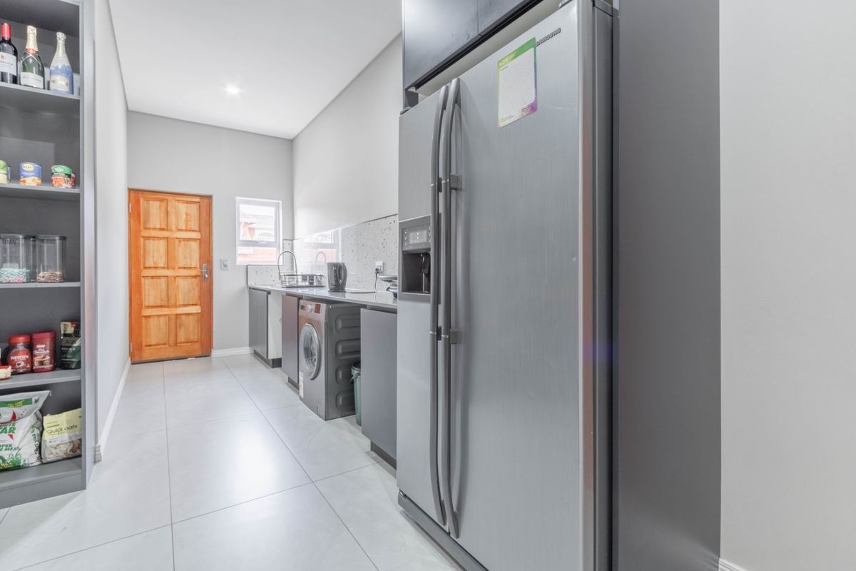 MODERN FOUR BEDROOM HOUSE FOR SALE IN SOUGHT AFTER ESTATE NEXT TO BENONI COUNTRY CLUB !!NO TRANSFER DUTY!! - Photo 5