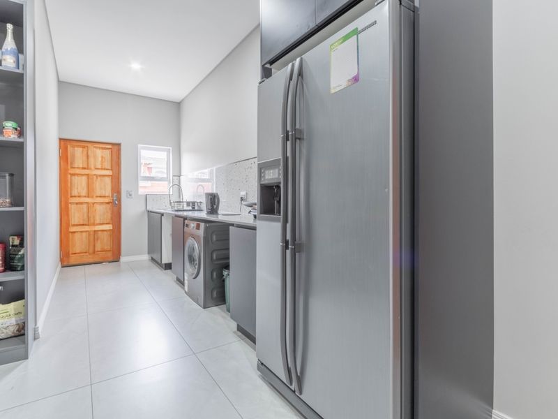 MODERN FOUR BEDROOM HOUSE FOR SALE IN SOUGHT AFTER ESTATE NEXT TO BENONI COUNTRY CLUB !!NO TRANSFER DUTY!! - Photo 5