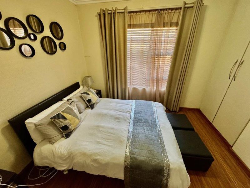 MODERN 3-BEDROOM TOWNHOUSE FOR SALE IN BARTLETT - Photo 9