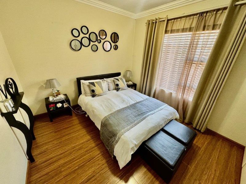 MODERN 3-BEDROOM TOWNHOUSE FOR SALE IN BARTLETT - Photo 8