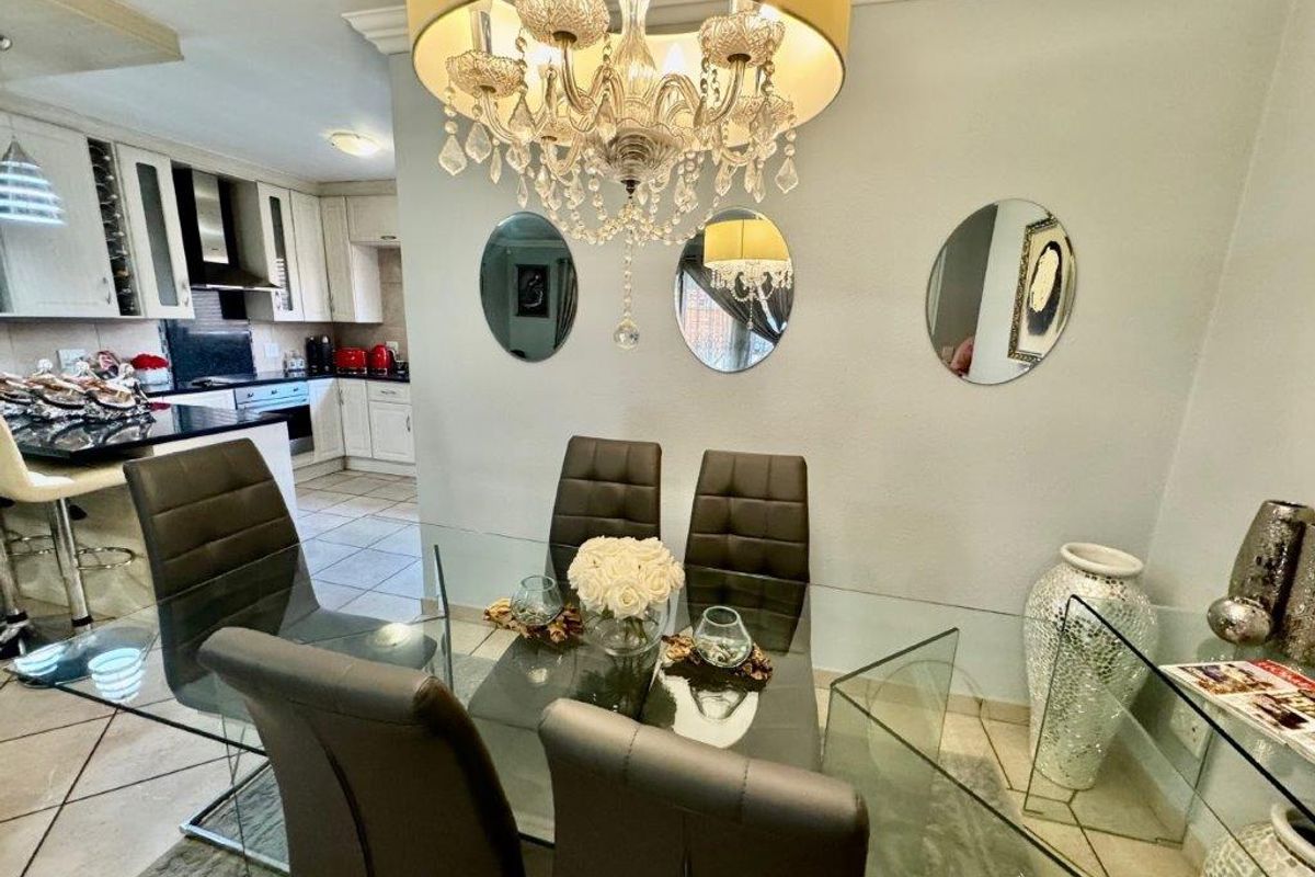 MODERN 3-BEDROOM TOWNHOUSE FOR SALE IN BARTLETT - Photo 3