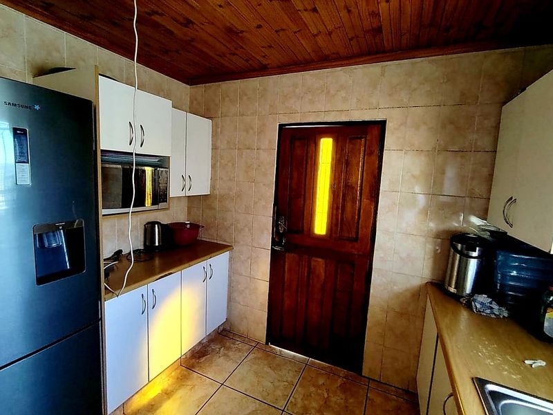 4 Bedroom House For Sale in Rosedale Mdantsane - Photo 10