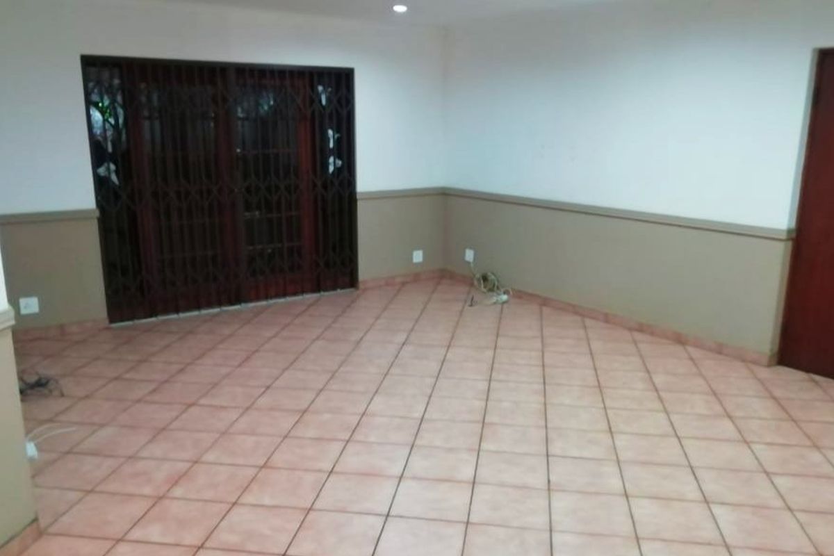 Three bedroom loose standing townhouse in sought-after Wierdaglen Estate - Photo 4