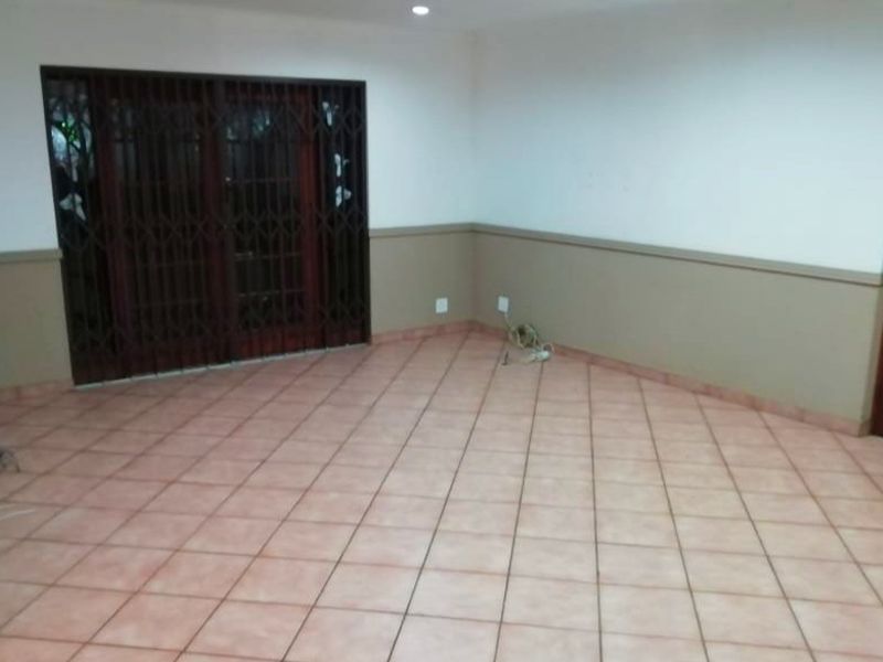 Three bedroom loose standing townhouse in sought-after Wierdaglen Estate - Photo 4