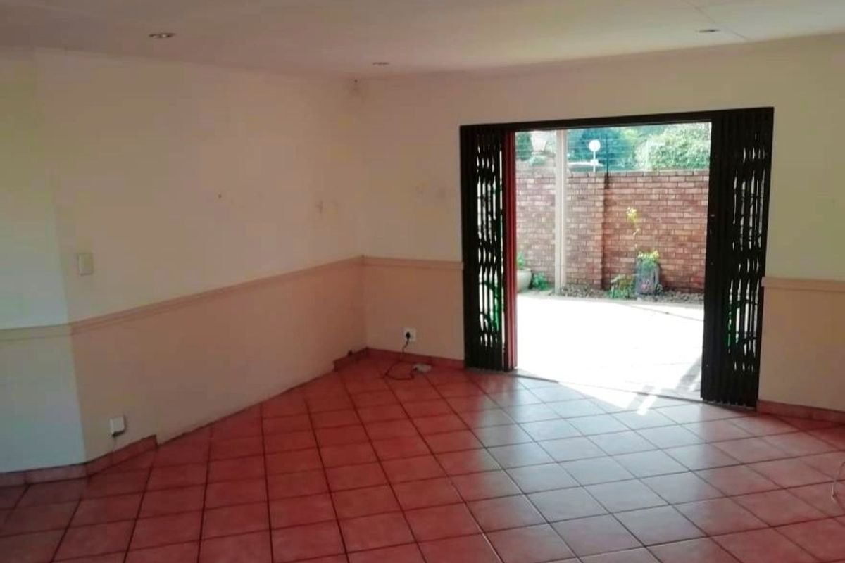 Three bedroom loose standing townhouse in sought-after Wierdaglen Estate - Photo 5