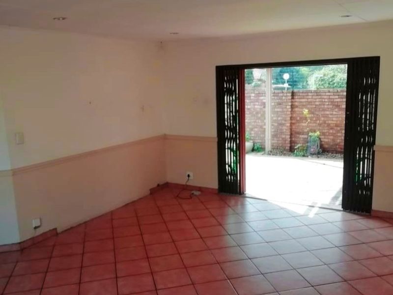 Three bedroom loose standing townhouse in sought-after Wierdaglen Estate - Photo 5