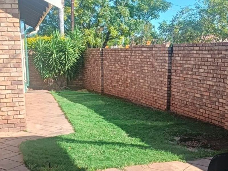 Three bedroom loose standing townhouse in sought-after Wierdaglen Estate - Photo 7