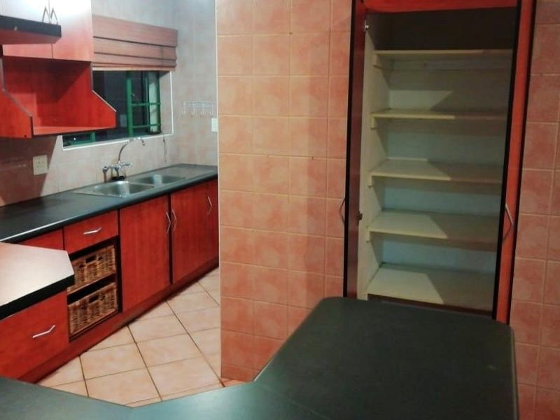 Three bedroom loose standing townhouse in sought-after Wierdaglen Estate - Photo 10