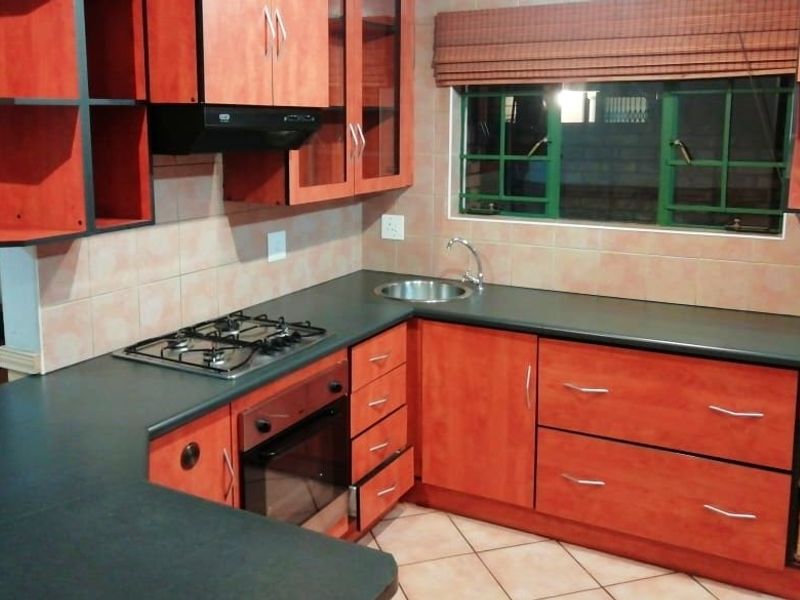 Three bedroom loose standing townhouse in sought-after Wierdaglen Estate - Photo 9