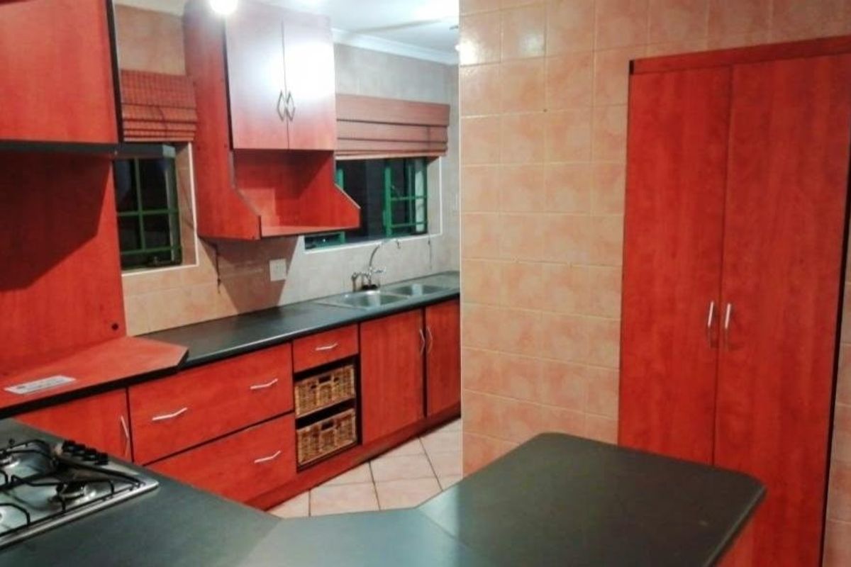 Three bedroom loose standing townhouse in sought-after Wierdaglen Estate - Photo 3