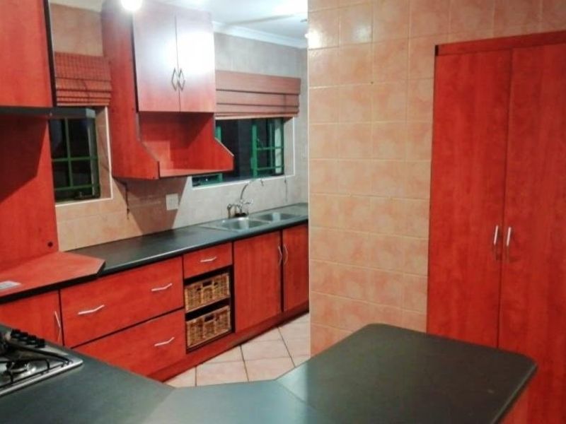 Three bedroom loose standing townhouse in sought-after Wierdaglen Estate - Photo 3