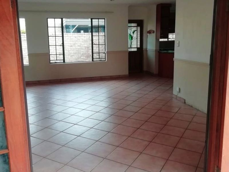 Three bedroom loose standing townhouse in sought-after Wierdaglen Estate - Photo 8