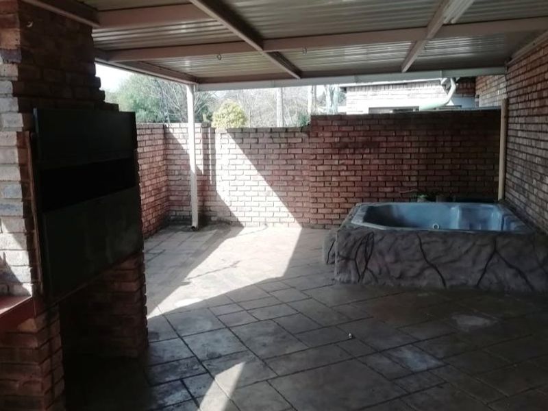 Three bedroom loose standing townhouse in sought-after Wierdaglen Estate - Photo 6