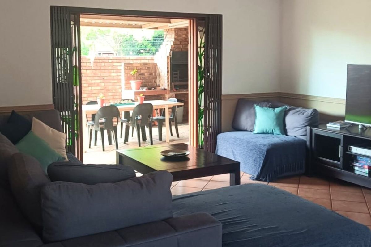 Three bedroom loose standing townhouse in sought-after Wierdaglen Estate - Photo 2