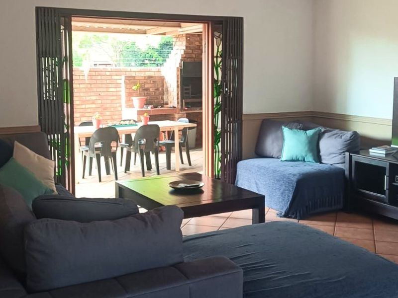 Three bedroom loose standing townhouse in sought-after Wierdaglen Estate - Photo 2