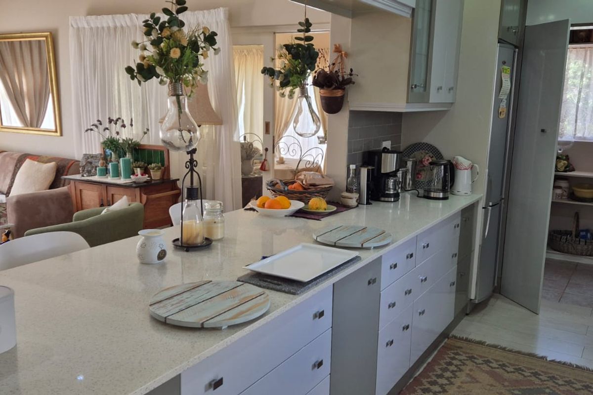 Spacious House With Flat - Central Hartenbos - Photo 3