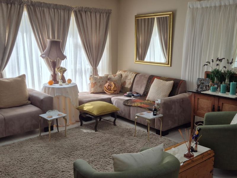 Spacious House With Flat - Central Hartenbos - Photo 7