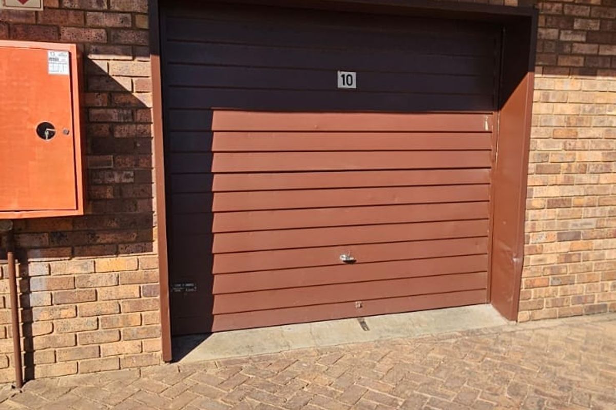 Sunny 2.5-Bedroom Flat for Sale in Villieria | R740,000 - Photo 5