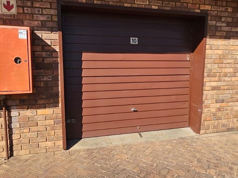 Sunny 2.5-Bedroom Flat for Sale in Villieria | R740,000 - Photo 5