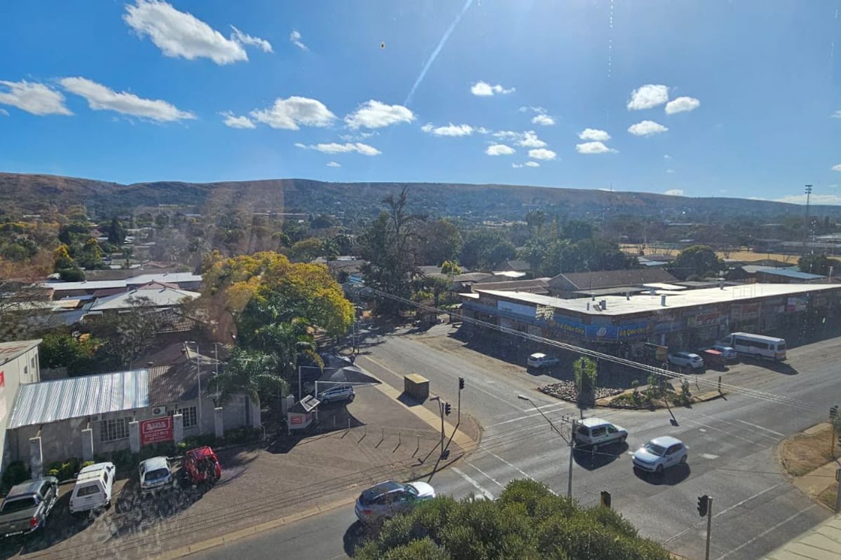 Sunny 2.5-Bedroom Flat for Sale in Villieria | R740,000 - Photo 2