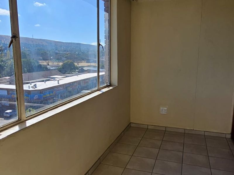Sunny 2.5-Bedroom Flat for Sale in Villieria | R740,000 - Photo 10
