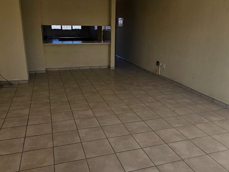 Sunny 2.5-Bedroom Flat for Sale in Villieria | R740,000 - Photo 7