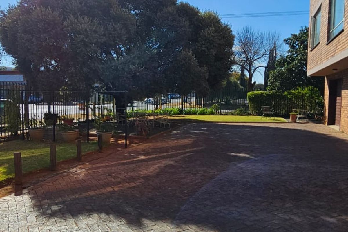 Sunny 2.5-Bedroom Flat for Sale in Villieria | R740,000 - Photo 3