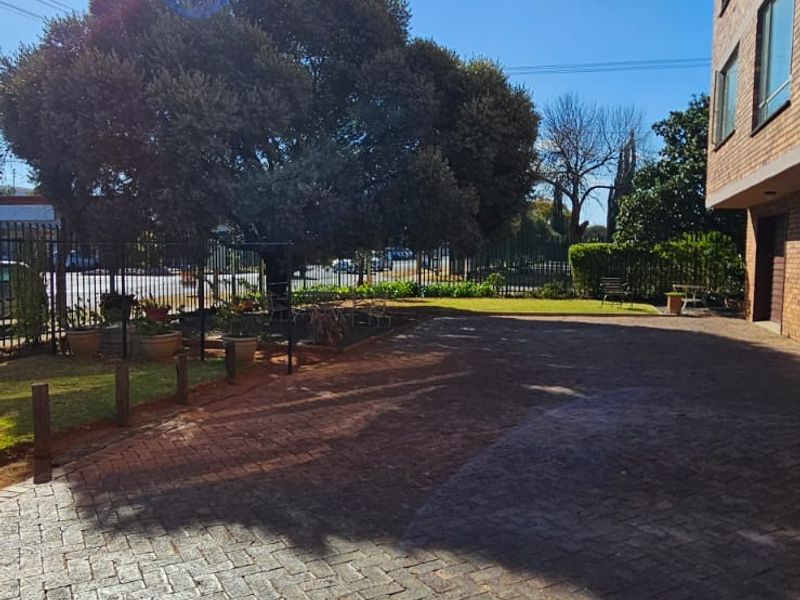 Sunny 2.5-Bedroom Flat for Sale in Villieria | R740,000 - Photo 3