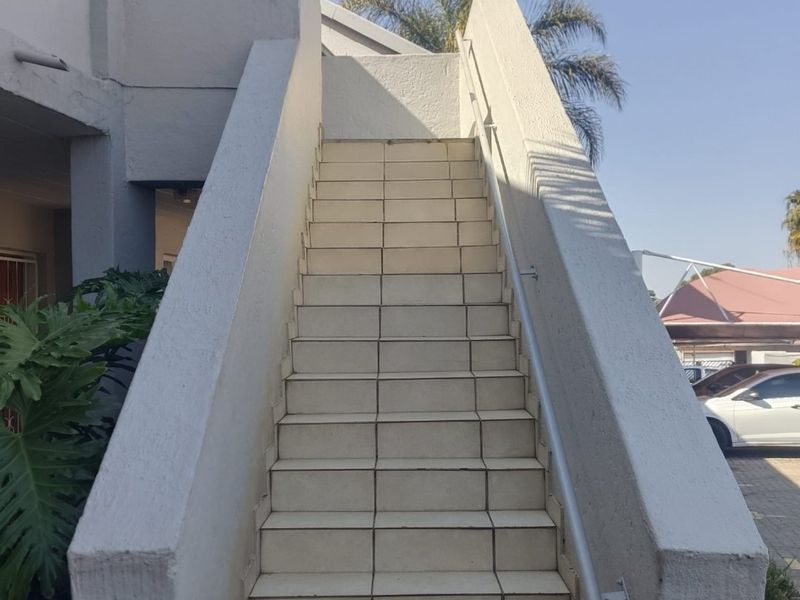 Modern Comfort Meets Effortless Everyday Living - Photo 2