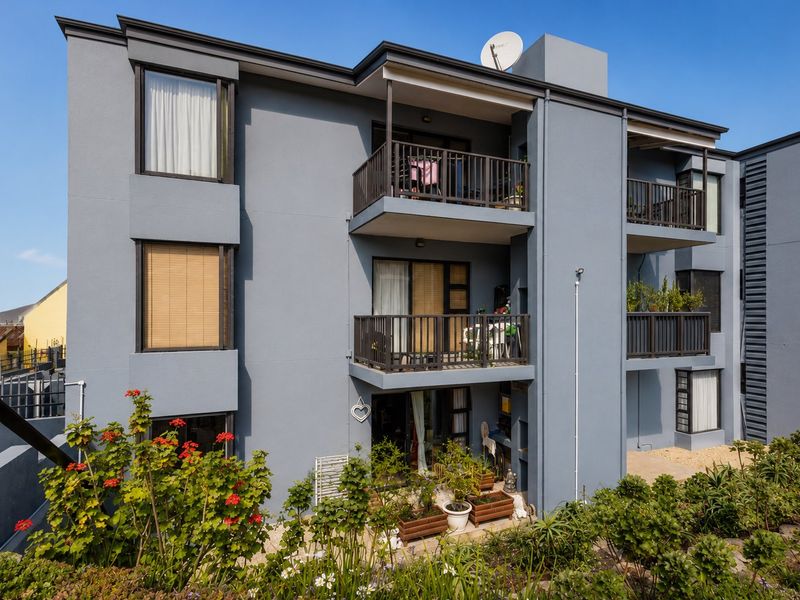 Modern Comfort Meets Prime Location Available now. - Photo 2