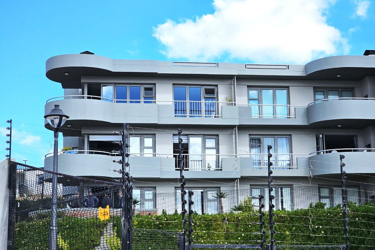 Sophisticated Coastal Living with Mountain & Bay Views - R2 754 000 - Photo 2