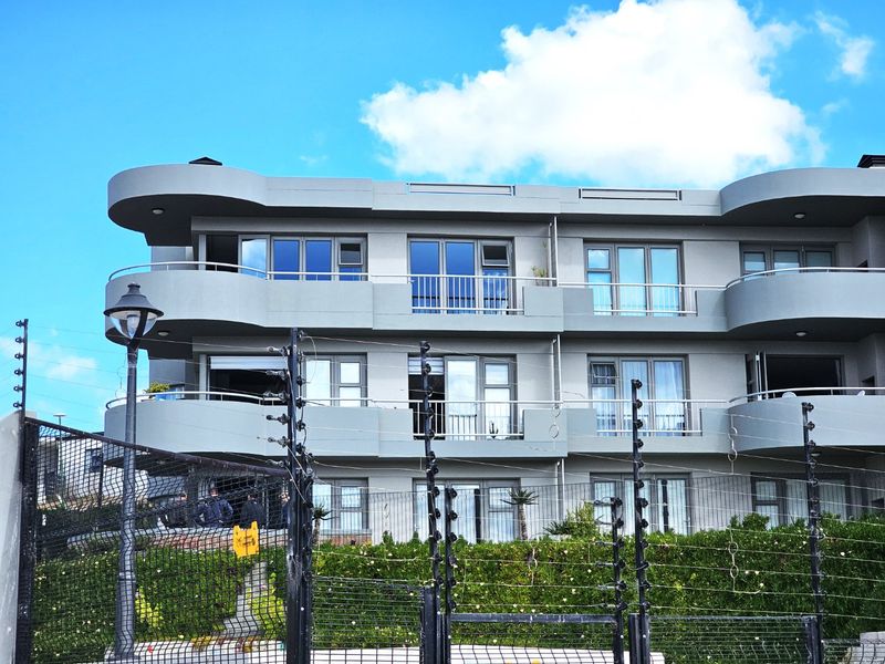 Sophisticated Coastal Living with Mountain & Bay Views - R2 754 000 - Photo 2
