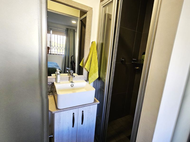Sophisticated Coastal Living with Mountain & Bay Views - R2 754 000 - Photo 10